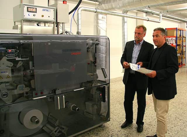 Stefan Harder und Karl-Heinz Walther bei Übergabe von Druckmaschine